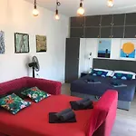 Sleeps 8 Pet Friendly Garden & Roof Terrace Split