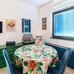 Sleeps 8 Pet Friendly Garden & Roof Terrace Split