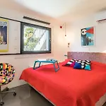 Sleeps 8 Pet Friendly Garden & Roof Terrace