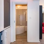 Sleeps 8 Pet Friendly Garden & Roof Terrace