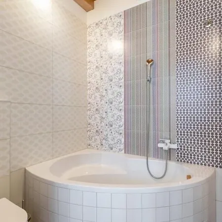 Sleeps 8 Pet Friendly Garden & Roof Terrace Nyaraló Split