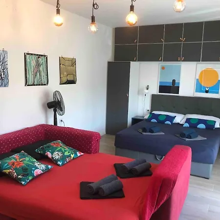 Sleeps 8 Pet Friendly Garden & Roof Terrace スプリト