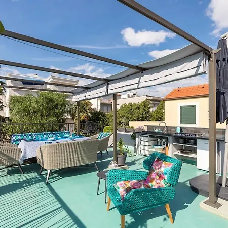 Sleeps 8 Pet Friendly Garden & Roof Terrace Split
