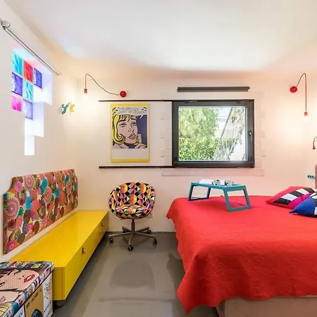 Boutique Triple House With Garden & Roof Terrace