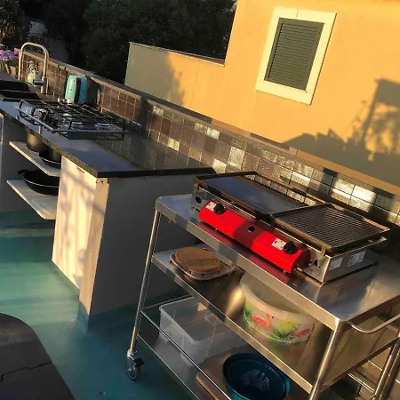 Sleeps 8 Pet Friendly Garden & Roof Terrace