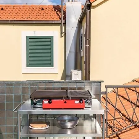 Sleeps 8 Pet Friendly Garden & Roof Terrace Split