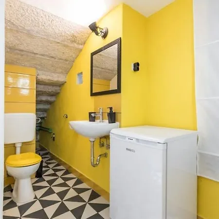 Boutique Triple House With Garden & Roof Terrace