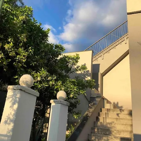 Sleeps 8 Pet Friendly Garden & Roof Terrace