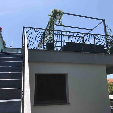 Semesterbostad Sleeps 8 Pet Friendly Garden & Roof Terrace