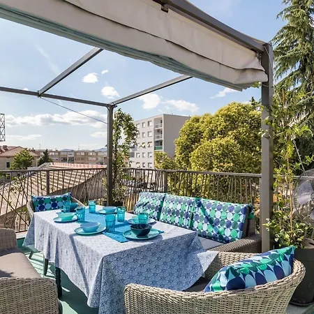 Sleeps 8 Pet Friendly Garden & Roof Terrace Split