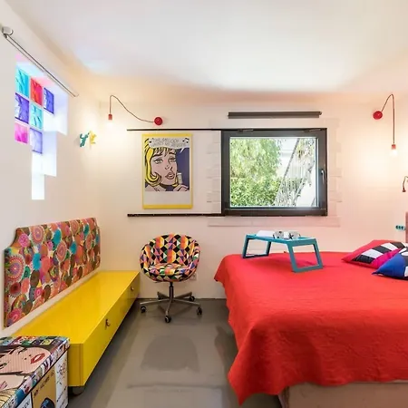 Sleeps 8 Pet Friendly Garden & Roof Terrace