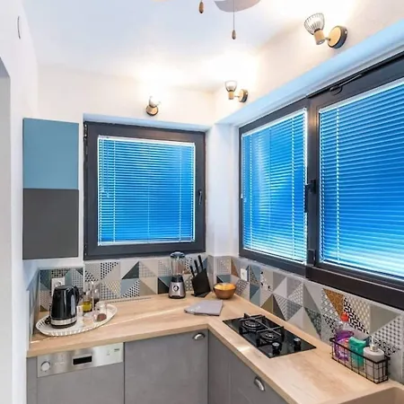 Sleeps 8 Pet Friendly Garden & Roof Terrace Split