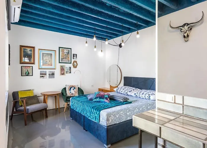 Sleeps 8 Pet Friendly Garden & Roof Terrace