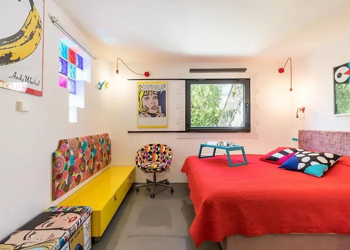 Sleeps 8 Pet Friendly Garden & Roof Terrace