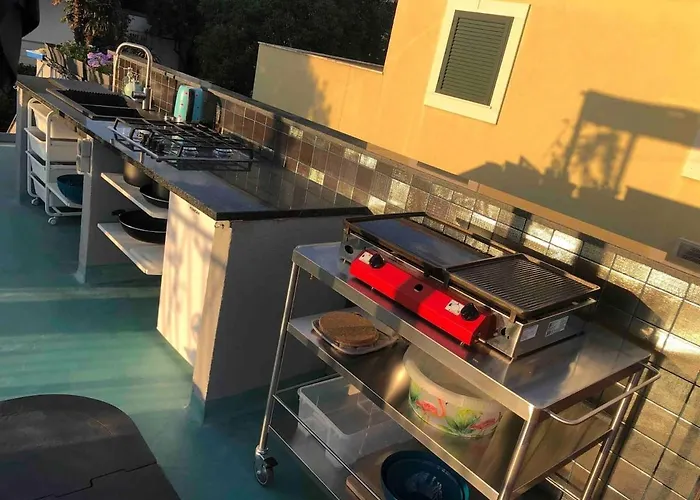 Sleeps 8 Pet Friendly Garden & Roof Terrace