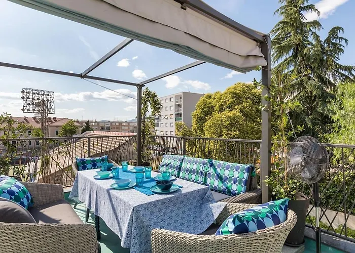 度假居 Sleeps 8 Pet Friendly Garden & Roof Terrace 斯普利特