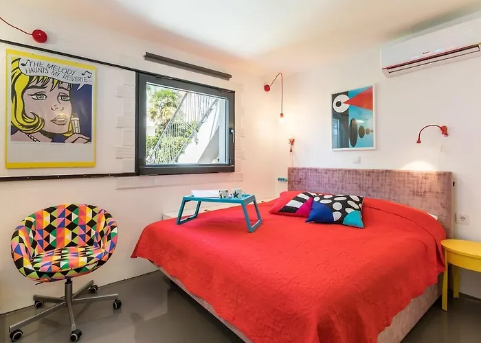 Sleeps 8 Pet Friendly Garden & Roof Terrace