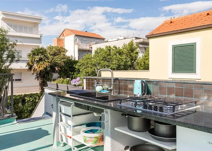 Sleeps 8 Pet Friendly Garden & Roof Terrace * 斯普利特