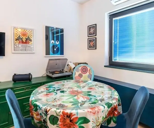 度假居 Sleeps 8 Pet Friendly Garden & Roof Terrace 斯普利特