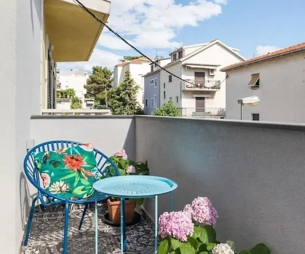 Sleeps 8 Pet Friendly Garden & Roof Terrace * 斯普利特