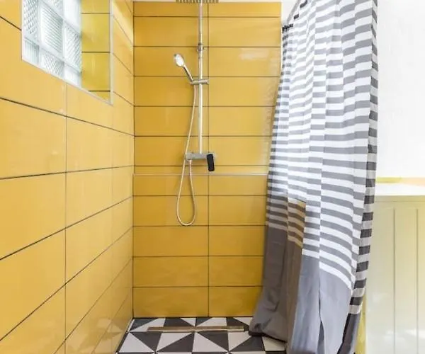 度假居 Sleeps 8 Pet Friendly Garden & Roof Terrace 斯普利特