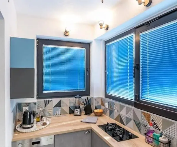 Sleeps 8 Pet Friendly Garden & Roof Terrace