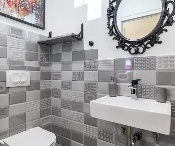 Sleeps 8 Pet Friendly Garden & Roof Terrace *