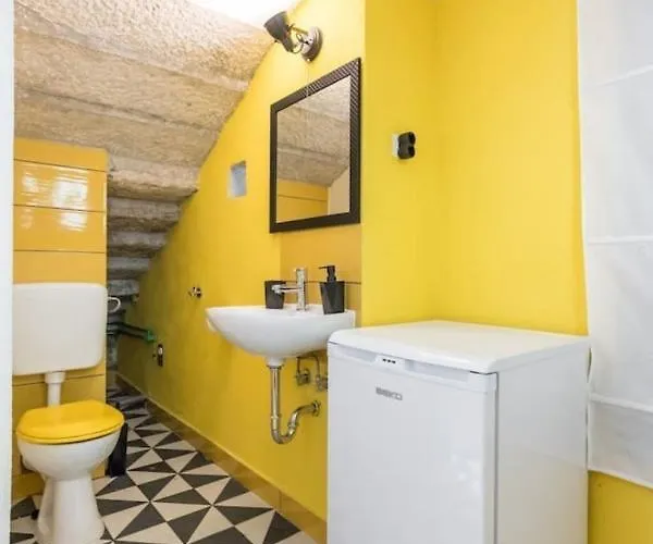 Sleeps 8 Pet Friendly Garden & Roof Terrace