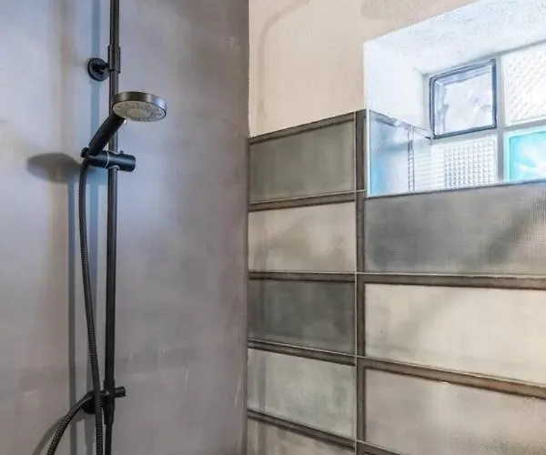 Sleeps 8 Pet Friendly Garden & Roof Terrace * 斯普利特