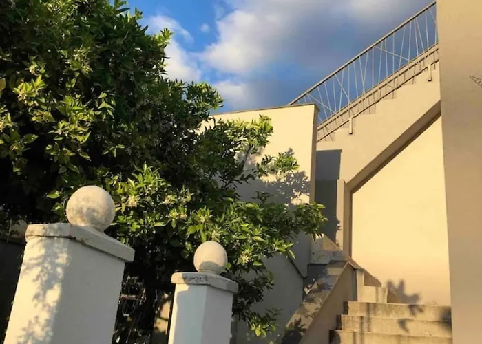 Sleeps 8 Pet Friendly Garden & Roof Terrace