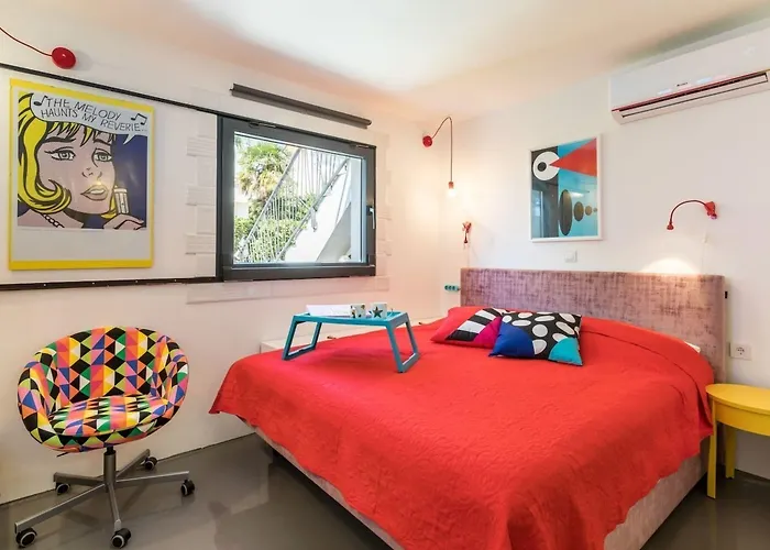 Sleeps 8 Pet Friendly Garden & Roof Terrace