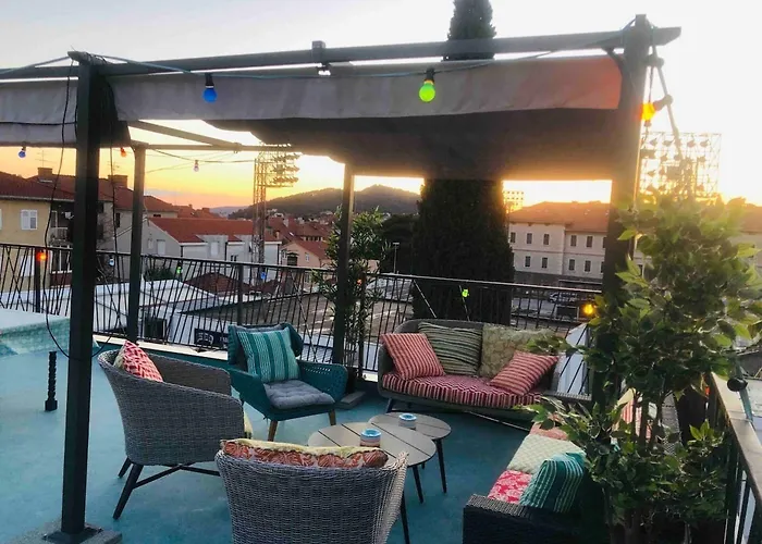 Sleeps 8 Pet Friendly Garden & Roof Terrace * 斯普利特