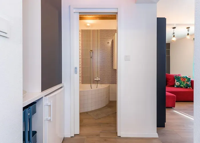 Sleeps 8 Pet Friendly Garden & Roof Terrace