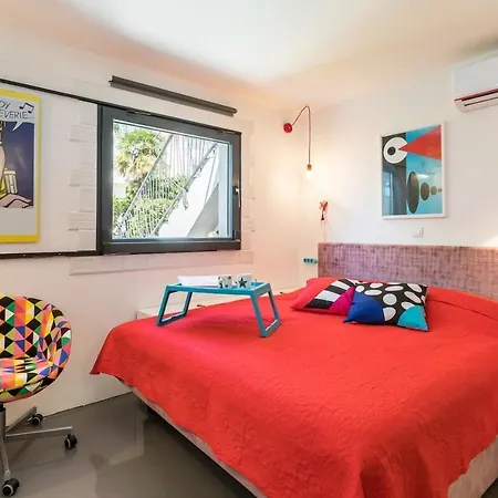 Boutique Triple House With Garden & Roof Terrace