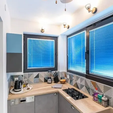 Sleeps 8 Pet Friendly Garden & Roof Terrace